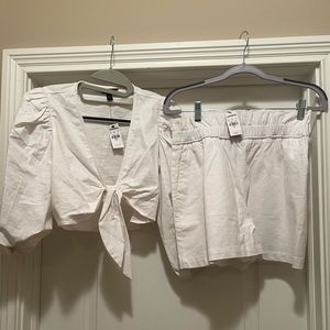 White linen summer set- tie front top and pull on elastic shorts